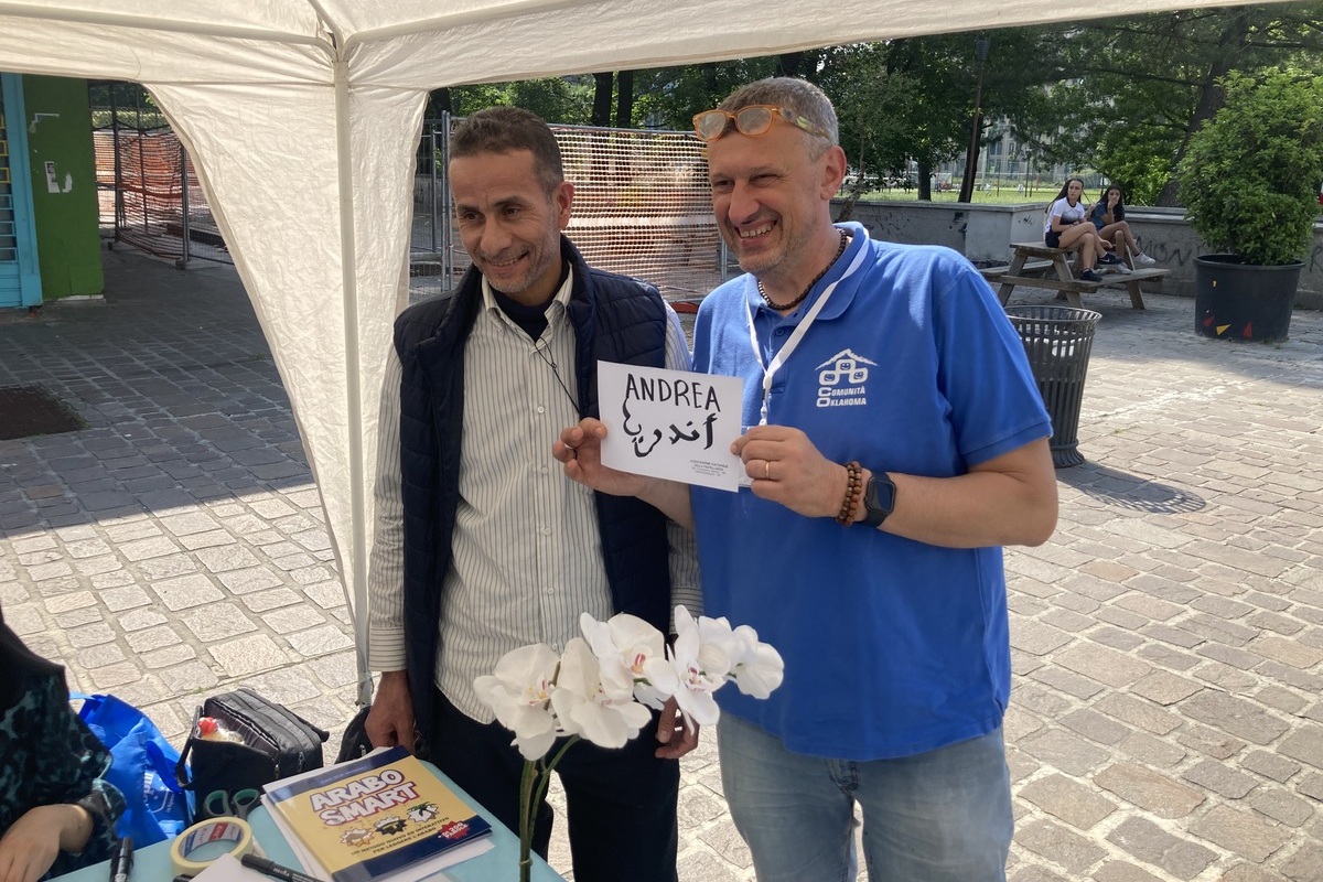 Primavera al Gratosoglio, 12 maggio '24, Andrea Cainarca con il nome scritto in arabo al banchetto della associazione La Fratellanza.