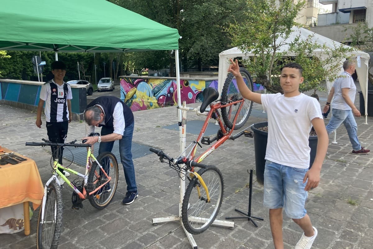 Primavera al Gratosoglio, 12 maggio '24, riparazioni alla Ciclofficina della Comunità Oklahoma.