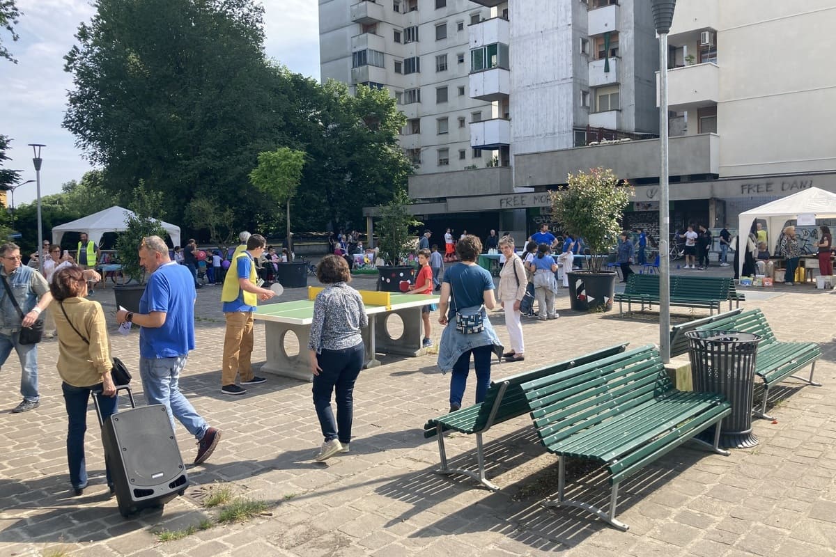 Primavera al Gratosoglio, 12 maggio '24, la piazza Senza Nome piena di gente.
