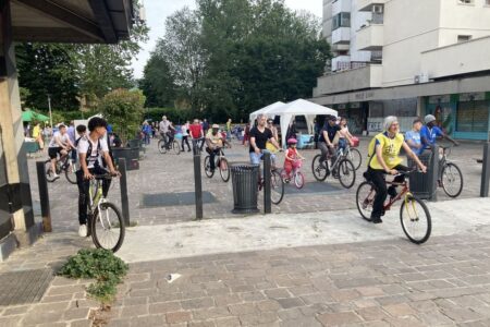 Primavera al Gratosoglio, 12 maggio '24, la partenza della biciclettata per il quartiere.