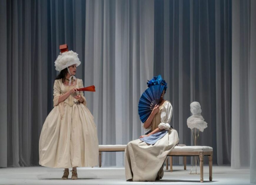 Jasmine Monti nei panni di Lisetta e Francesca Massari in quelli di Silvia nella Commedia di Marivaux, il Gioco dell'Amore e del Caso.