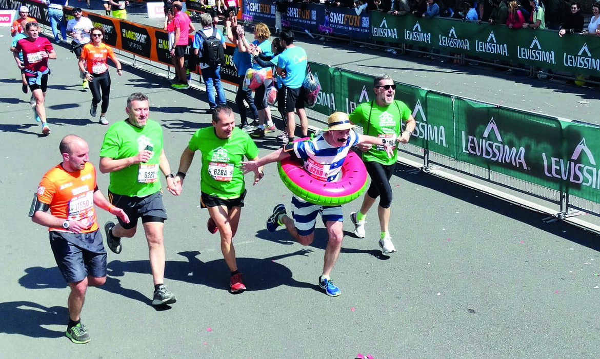 Milano Marathon 2024 - Un gruppo di partecipanti della Comunità Oklahoma.