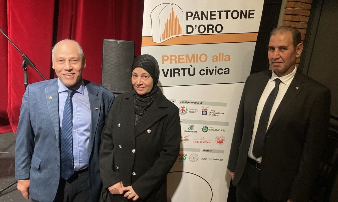 I genitori di Ramy. Yehia e Farida Elgaml, il giorno della consegna del Panettone d’Oro. Con loro, sulla sinistra, Aly Harhash, rappresentante della comunità egiziana a Milano.