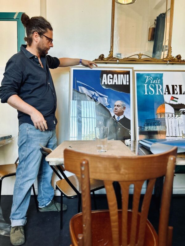 Eduardo Castaldo a Madama Hostel & Bistrot mentre allestisce la mostra.