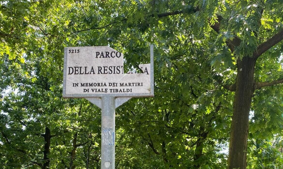 Parco della Resistenza, targa vandalizzata.