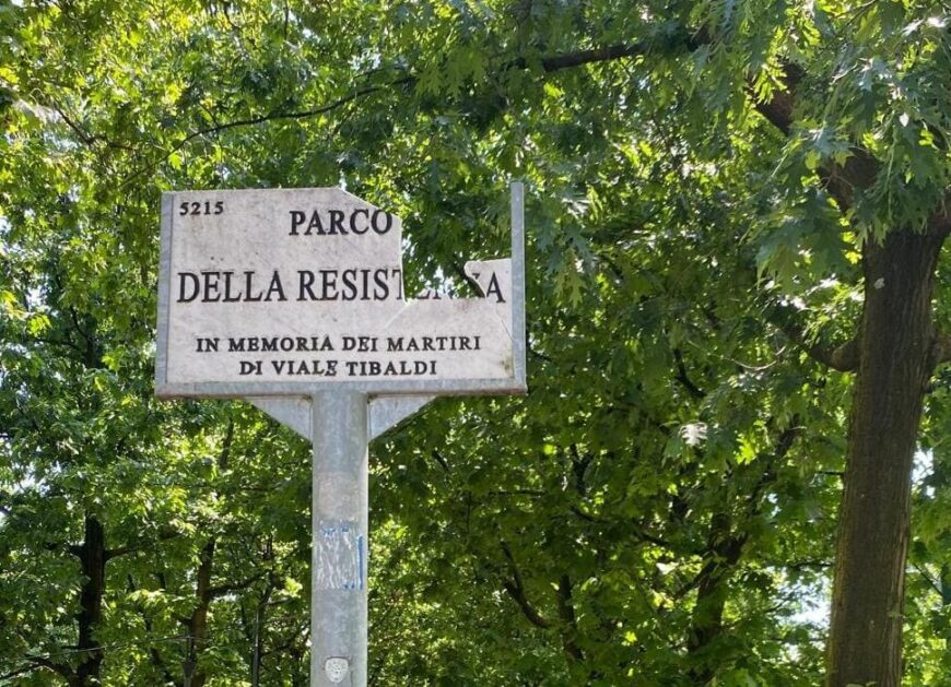 Parco della Resistenza, targa vandalizzata.