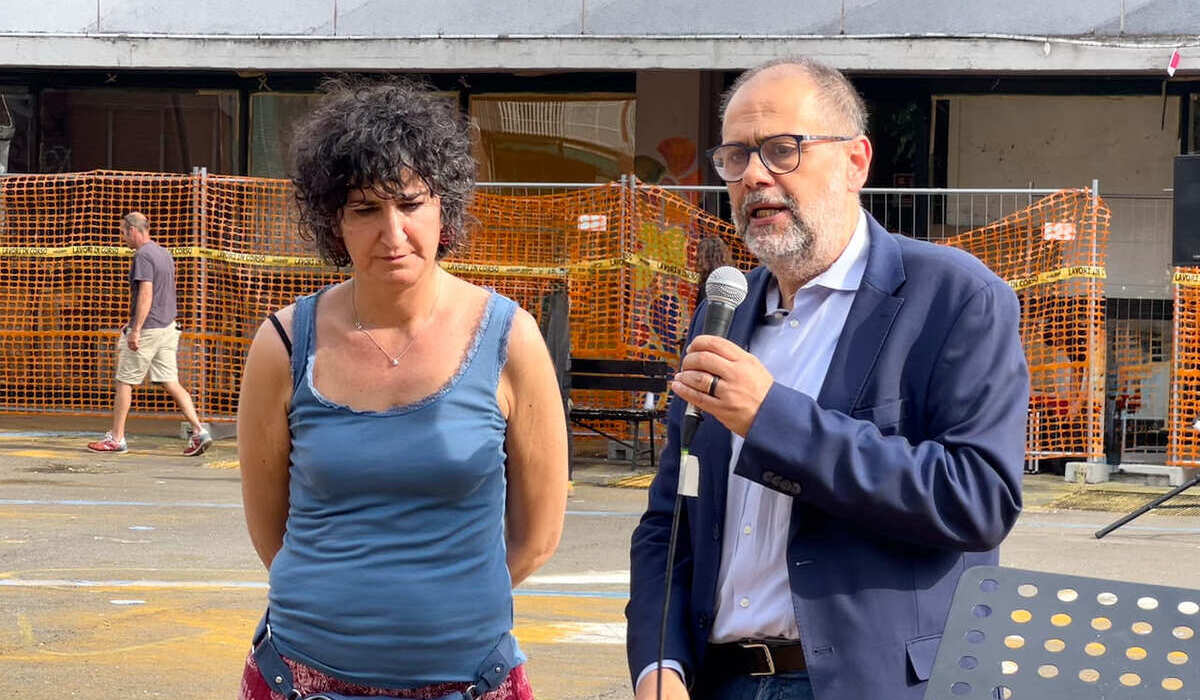 Marco Granelli, assessore ai Lavori pubblici e Nadia Fulco, responsabile progetti sociali Atir Teatro Ringhiera con alle spalle il teatro Ringhiera e la recinzione dei lavori ancora sospesi