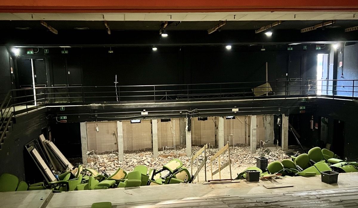 “Un teatro chiuso è uno spazio vuoto ai confini della città, i muri neri dentro che un tempo risuonavano di voci, di storie, oggi si scrostano, silenziosi. Da "Lettera programmatica" di Strehler e Grassi