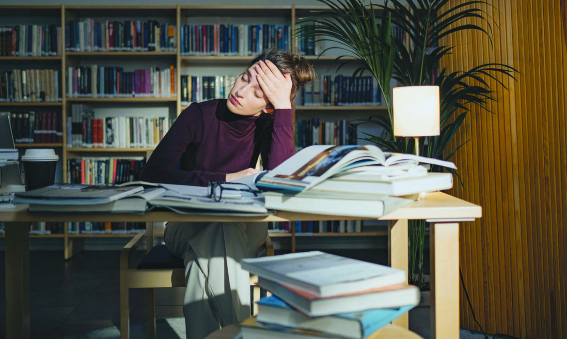 Studentessa alla scrivania