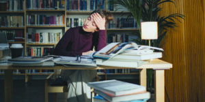 Studentessa alla scrivania