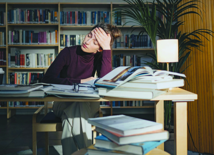 Studentessa alla scrivania