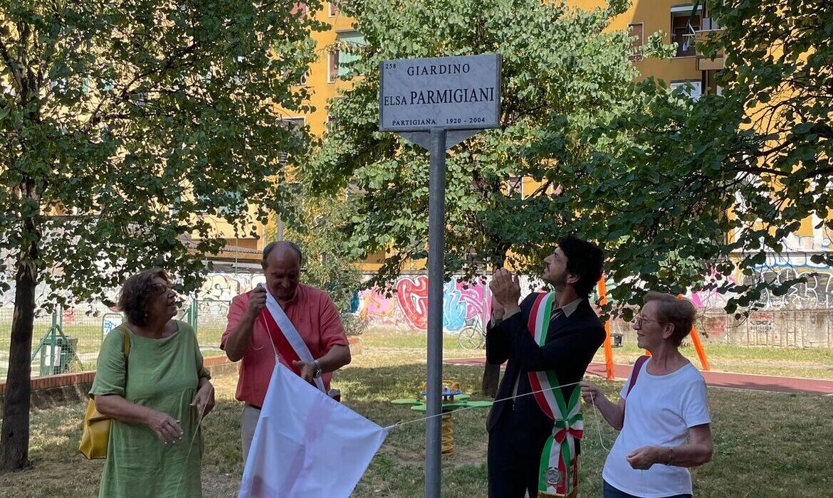 Il momento della scopertura della targa che intitola il giardino di via De Sanctis a Elsa Parmigiani.