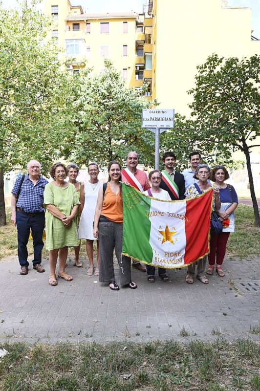 I partecipanti alla cerimonia di intitolazione a Elsa Parmigini del giardino di via De Sanctis.