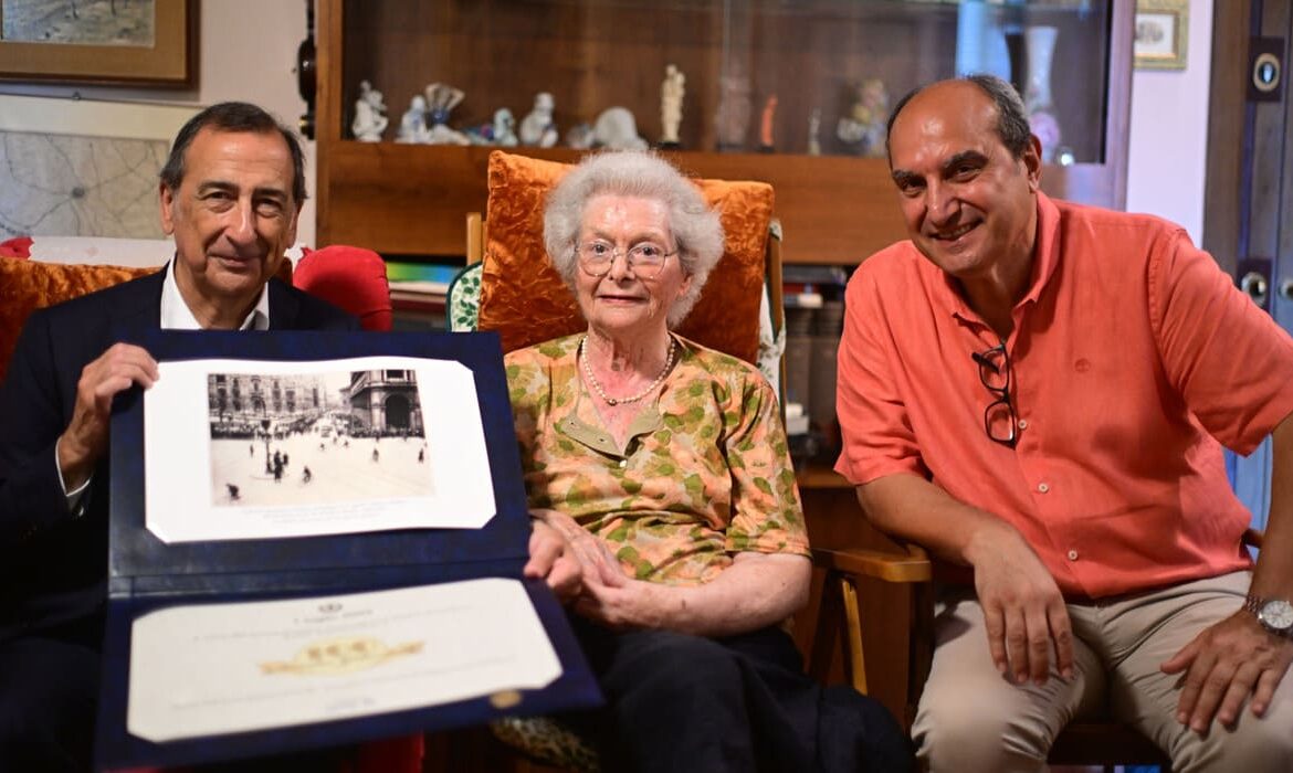 Il sindaco Beppe Sala e il presidente del Municipio 5 Natale Carapellese insieme a Sandra Gilardelli.