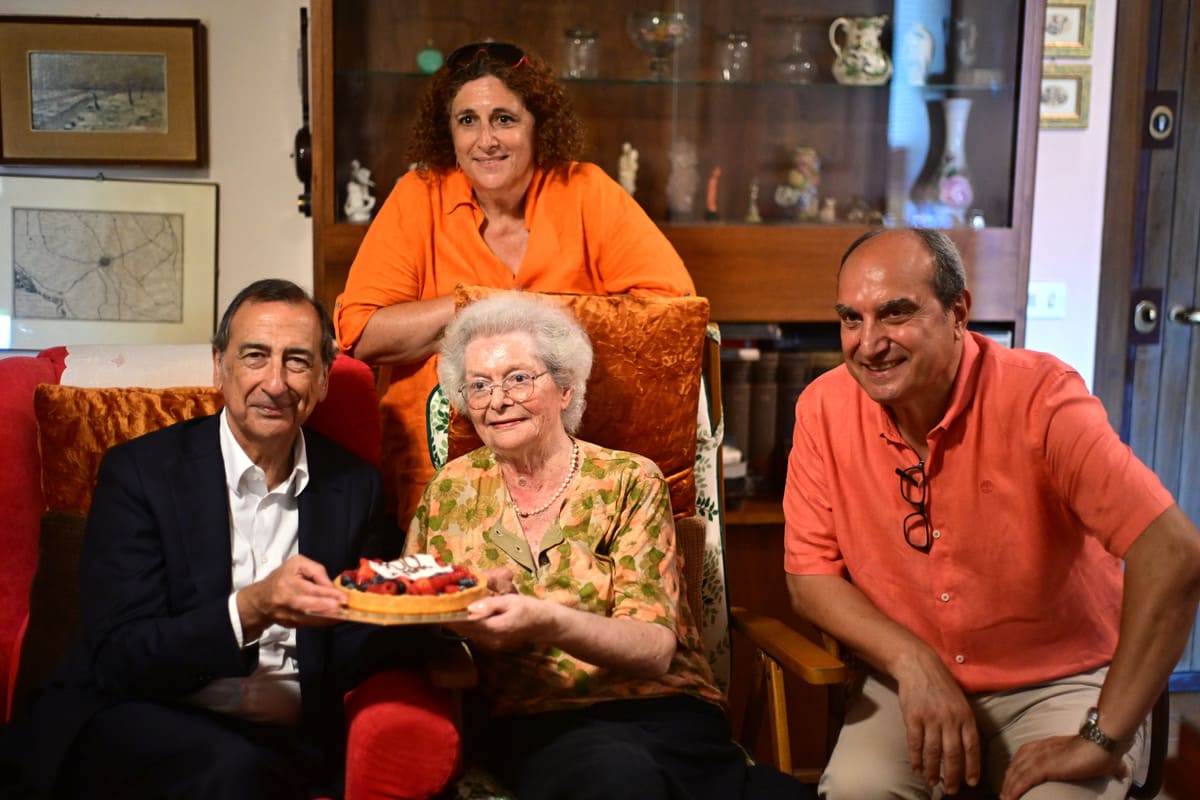 Il sindaco Beppe Sala e il presidente del Municipio 5 Natale Carapellese insieme a Sandra Gilardelli. Dietro di loro la figlia di Sandra, Michela Fiore.